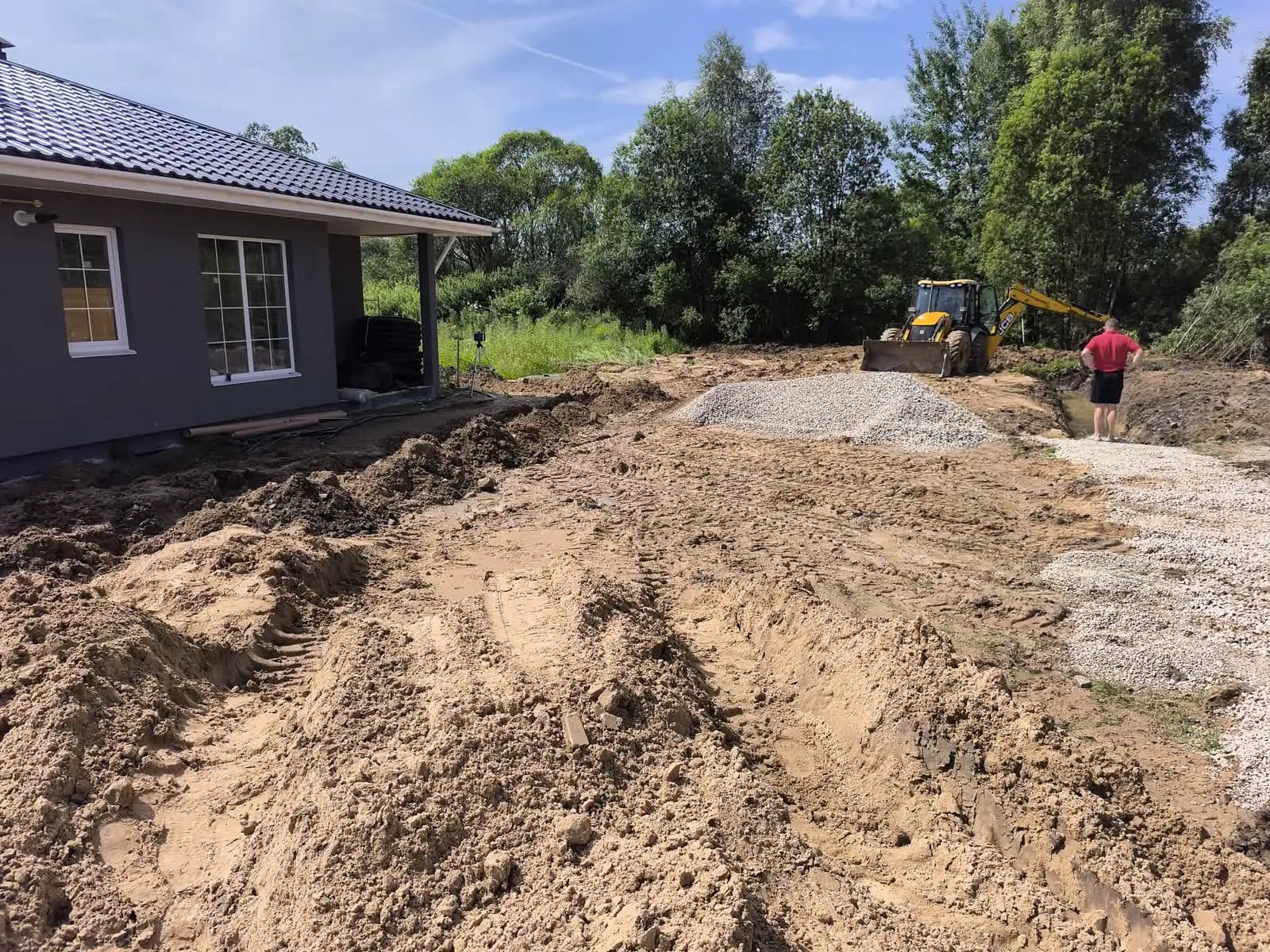 Псков, ул. Советской Армии: разработка траншей вокруг дома — фото 2