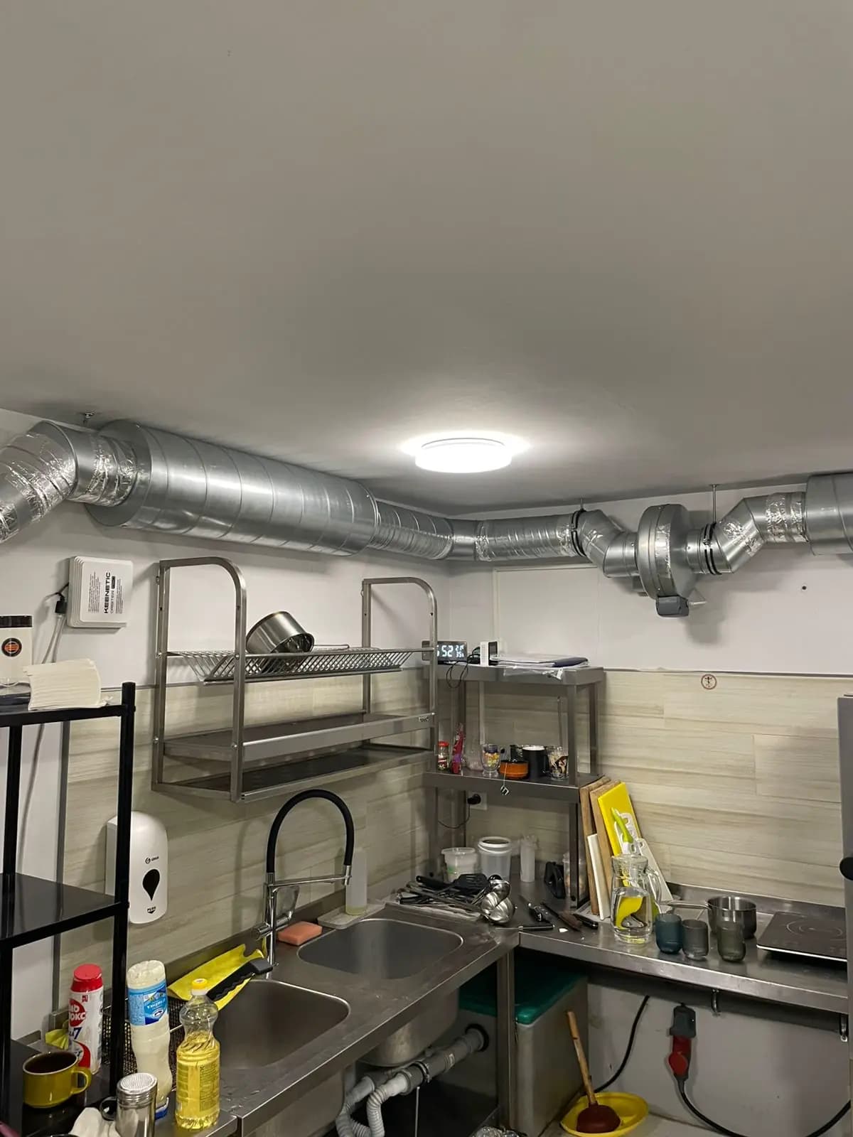 Монтаж вентиляции в кафе Старый Изборск — этап работ 1